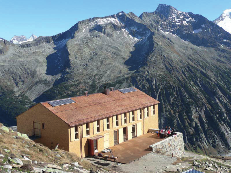Eine Schutzhütte auf knapp 2.400 m Höhe mitten in den Alpen zu bauen, ist keine alltägliche Bauaufgabe nicht nur weil alle zum Bau notwendigen Materialen per Hubschrauber hinaufgeflogen werden müssen.