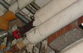 Asbesthaltiger Mörtel zur Rohrisolation Mörtel ist häufig mit Jutegewebe umwickelt (in der Regel mit einem geringen Asbestgehalt) Aus beschädigtem Material (z. B.
