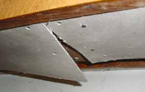 Asbesthaltige Leichtbauplatten Brandschutzverkleidungen z. B. bei Radiatoren Aus asbesthaltigen Leichtbauplatten können bereits ohne mechanische Einwirkungen gesundheitsgefährdende Asbestfasern freigesetzt werden.