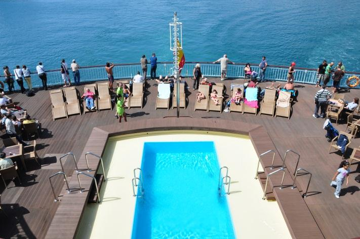 Ankunft und Abfahrt in Santa Cruz de Tenerife Im Hafen liegen die Kreuzfahrtschiffe Vision of the Seas und Costa Victoria Letzter Blick auf Santa Cruz de Tenerife Animation am Pool Für die