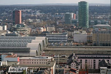 Blick auf das Baugrundstück (Parkplatz) neben dem Hauptbahnhof Frankfurt, im Hintergrund befindet sich die