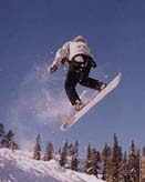 SNOWBOARDING dvíha hladinu adrenalínu Posledných pár rokov u nás zažíva boom snowboarding, ktorému mnohí podľahli ako droge.