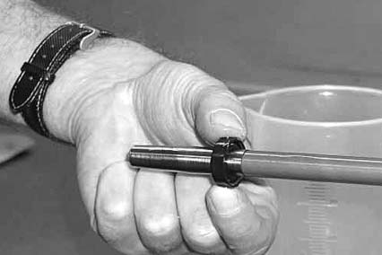 4-67 Kolbenring einölen. Kolbenstange in das Rohr schieben, evtl einen T-Griffschlüssel (0 mm) zur Zentrierung verwenden. Scheibe aufschieben. 3 Spezialwerkzeug T 4.