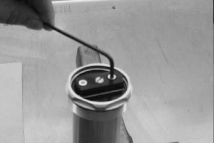 4-9 Stickstoffgasdruck ablassen Lösen Sie die Innensechskantschraube (Größe 3), die näher an der Druckeinstellschraube liegt.