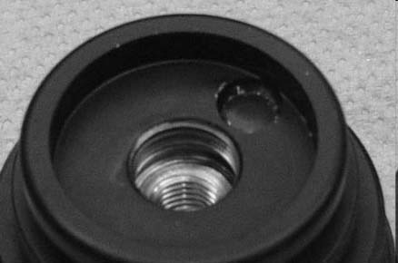 4-44 Schraubverschluss / Membrane CC zusammenbauen Montieren Sie immer einen neuen Gummistopfen, wenn der Gummistopfen vom Schraubverschluss entfernt wurde.