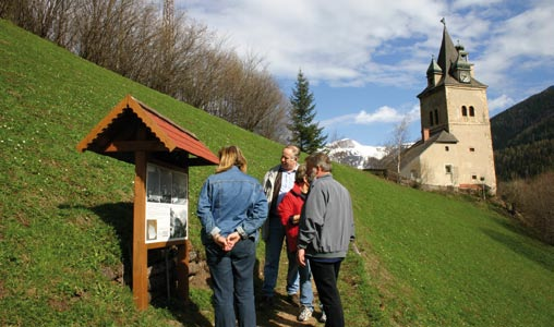 Natur - Lehrpfad über den Schichtturm Parkplatz vor dem Gemeindeamt. 1-2 Stunden / ca. 100 Hm Schöne Aussicht auf die Altstadt und dem Erzberg, sowie die umliegende Bergwelt.