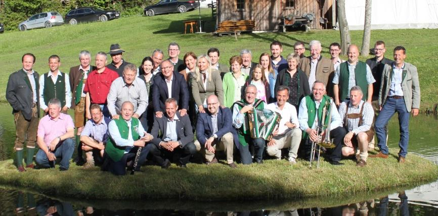 Info 2-2016 11 Graz trifft Almenland Auf Einladung von Bgm. Erwin Gruber trafen sich Vertreter des Almenlandes mit einer Delegation rund um Bgm. Siegfried Nagl in Gasen.