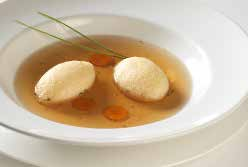 Suppen EINLAGEN Tauchen Sie ein in die Welt der Suppeneinlagen. In Österreich ist die Suppe zum Menü ein Muss. Bei uns finden Sie alle gängigen Einlagen für Ihre Suppe.