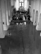 Am frühen Montagmorgen erreichte mich dann erneut ein Anruf von Alfons, der seine erste Hochwassernacht im Kloster verbracht hatte: Der Kreuzgang sei überflutet, der Innn drücke mit Macht vom