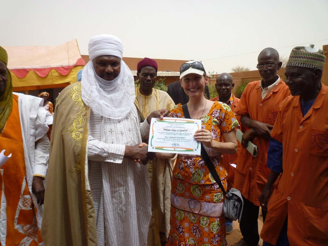Niger Zinder, Mai 2016 2 Zufriedenheits- und Anerkennungsaussagen vom Sultan der Region Zinder und vom Gemeindevorsteher der Stadt Zinder als Anerkennung für die der
