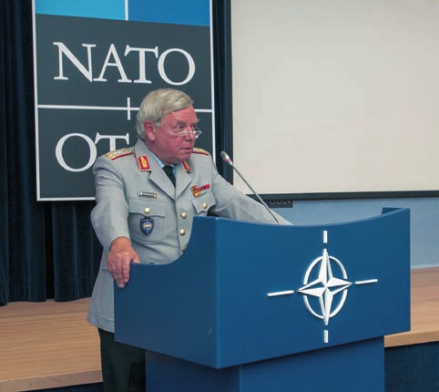 NATO-EU-VN Das NATO Hauptquartier als ein zivilmilitärisches Hauptquartier hat eine zivile bzw.