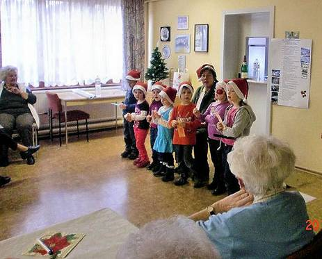 Mitglieder lasen weihnachtliche Geschichten und Gedichte, hier Helga Werner. In Bendeleben ist es Tradition, Weihnachtsfeiern besinnlich selbst zu gestalten.