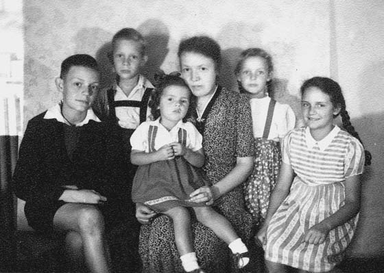 Doris Henninger: Als der kleine Engel weinte 73 Die kinderreiche Flüchtlingsfamilie Sennlaub 1947. Rechts außen ist die große Schwester, die Maria zu sehen. Der kleine Engel sitzt auf Mutters Schoß.