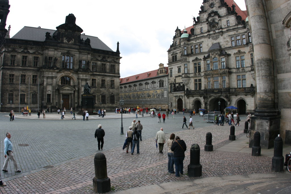 lern geteilt und durch ein reiches Sternengewölbe überspannt, das im Chor in Schlingrippen überführt wird.