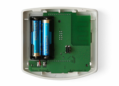 Achten Sie auf korrekte Polung der Batterien. Es werden zwei handelsübliche Batterien (1,5 V) oder Akkus (1,2 V) vom Typ AA (Mignon/ LR6) benötigt.