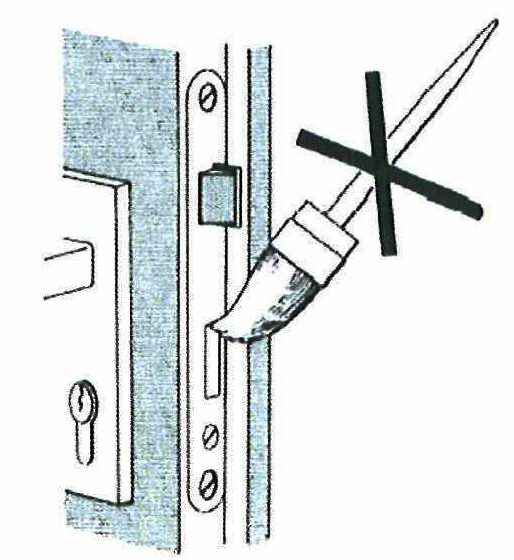 5. Produktinformation Schlösser Drücker und Schlüssel dürfen nicht gleichzeitig betätigt werden. Das Türblatt darf im Schlossbereich nicht bei eingebautem Schloss durchgebohrt werden.