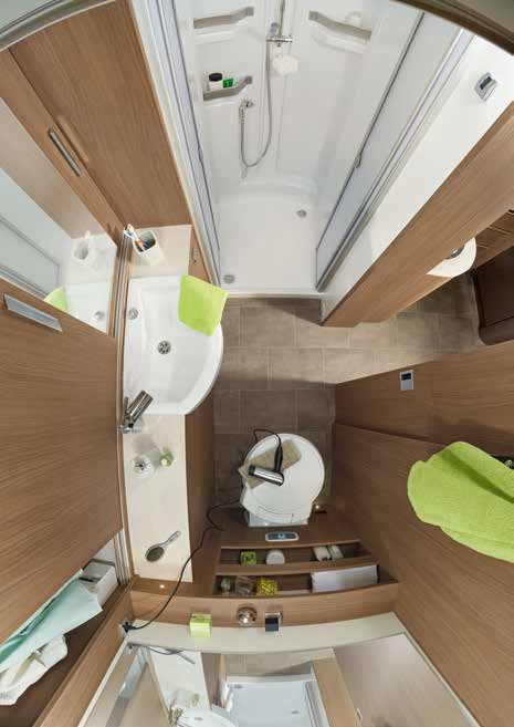MehrBadkomfort Die Badezimmer sind mit viel Holzdekor und aufgesetzten Wascharmaturen sehr modern gestaltet.