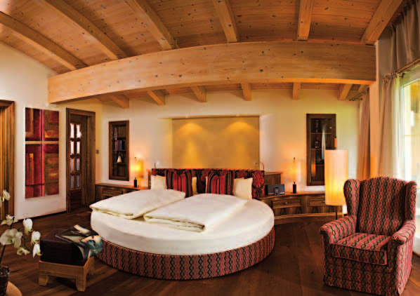 Royal Mountain Suite 220 m 2 bis 4 Personen Galeriegeschoss Relaxstunden im eigenen SPA, ein Sonnenbad auf der PanoramaDachterrasse, ein Dinner in der privaten Tiroler Stube Wohlfühlen bekommt in der