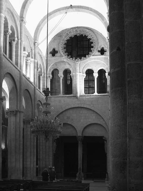 342 Bernd Nicolai / Klaus Rheidt Abb. 1: Kathedrale von Santiago de Compostela, Blick aus dem Langhaus auf die innere Langhauswestwand, Bauaufnahmearbeiten 2004 ansätzen führen.