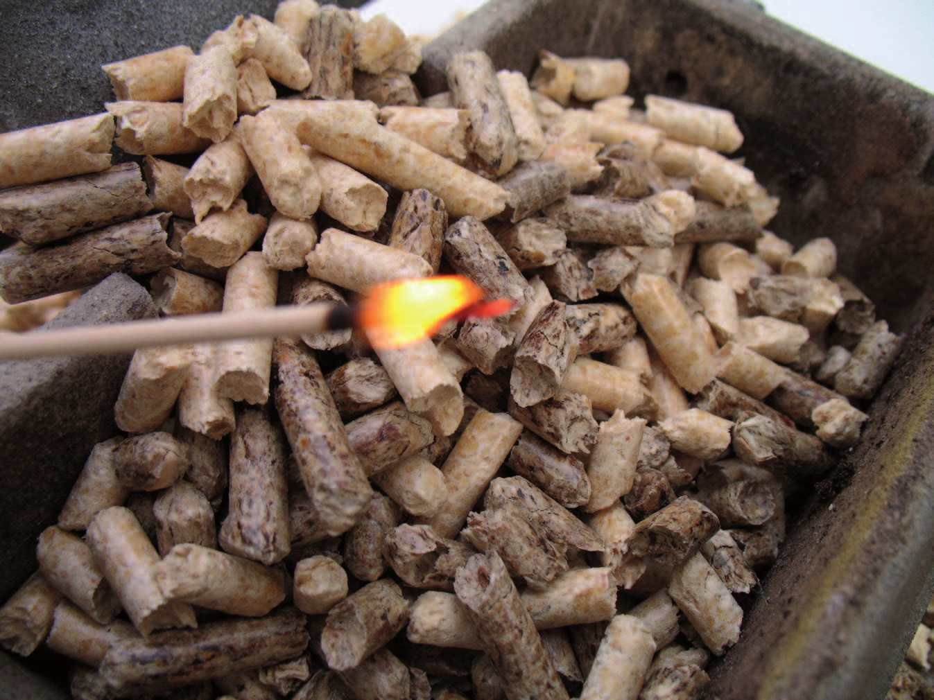 Pellets ein biogener Festbrennstoff Die Bedeutung von Holzpellets hat in den vergangenen Jahrzehnten im europäischen Raum stark zugenommen.