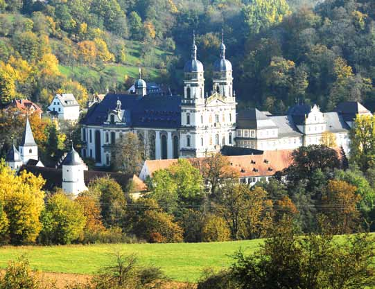Barocke Pracht an der Jagst Als Zisterzienserabtei von Maulbronner Mönchen 1157 im Schönen Tal gegründet, entwickelte sich Schöntal zu einem mächtigen und florierenden Kloster.