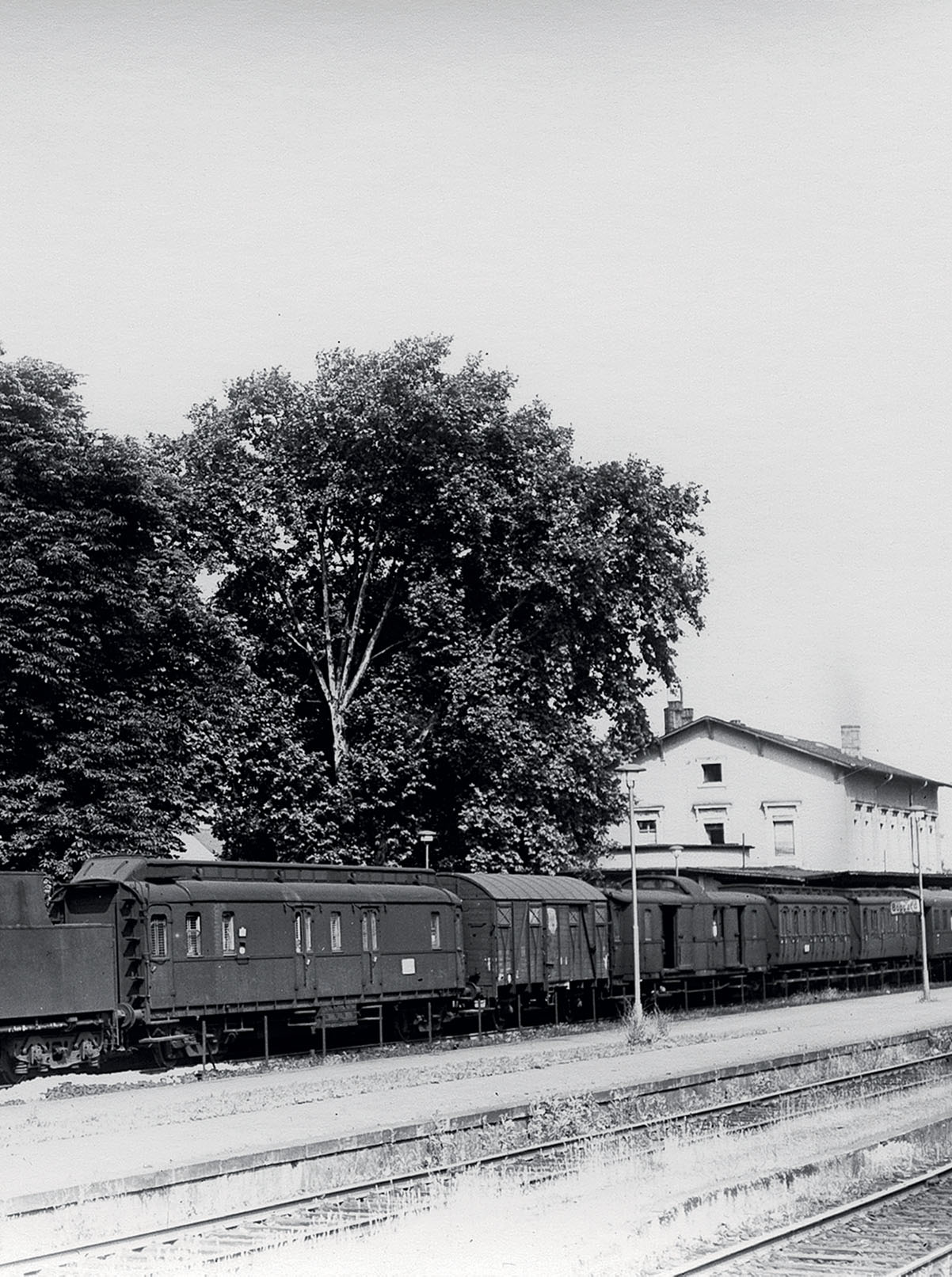 BEWÄHRT, ABER ERFOLGLOS Keine 50er wie Hunderte andere war 50 2851, die am 25.6.1955 mit ihrem sehenswert zusammengestellten P 1291 im Bahnhof Boppard Station machte.