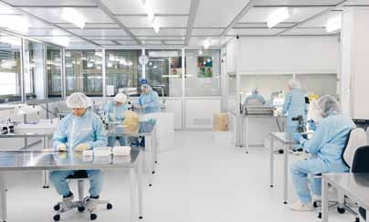 Reinraum ganz sauber In unserem Reinraum ISO Klasse 7 bieten wir unseren Kunden aus der Medizintechnik unsere Produktions- und Verpackungsdienstleistungen an.