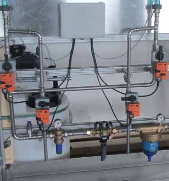 Hybrides Rückkühlsystem Mischstation Eine separat aufgestellte Mischstation beinhaltet sämtliche hydraulischen Armaturen für den Verdunstungs- sowie den Reinigungsbetrieb inklusive