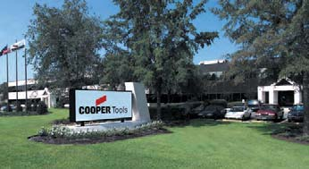 Cooper Industries Seit den Anfängen im Jahr 1833 als kleine Eisengießerei in Mount Vernon, Ohio, entwickelte sich Cooper Industries zu einem vielfältigen, milliardenschweren Fertigungsunternehmen,
