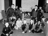 FUSSBALL 1. E-Jugend auf Tour Bereits seit Beginn der Saison im August 2004 hatten die zwölf Kinder der ersten E-Jugend für ihr Trainingslager fleißig gespart. Am 4. Februar war es endlich soweit.