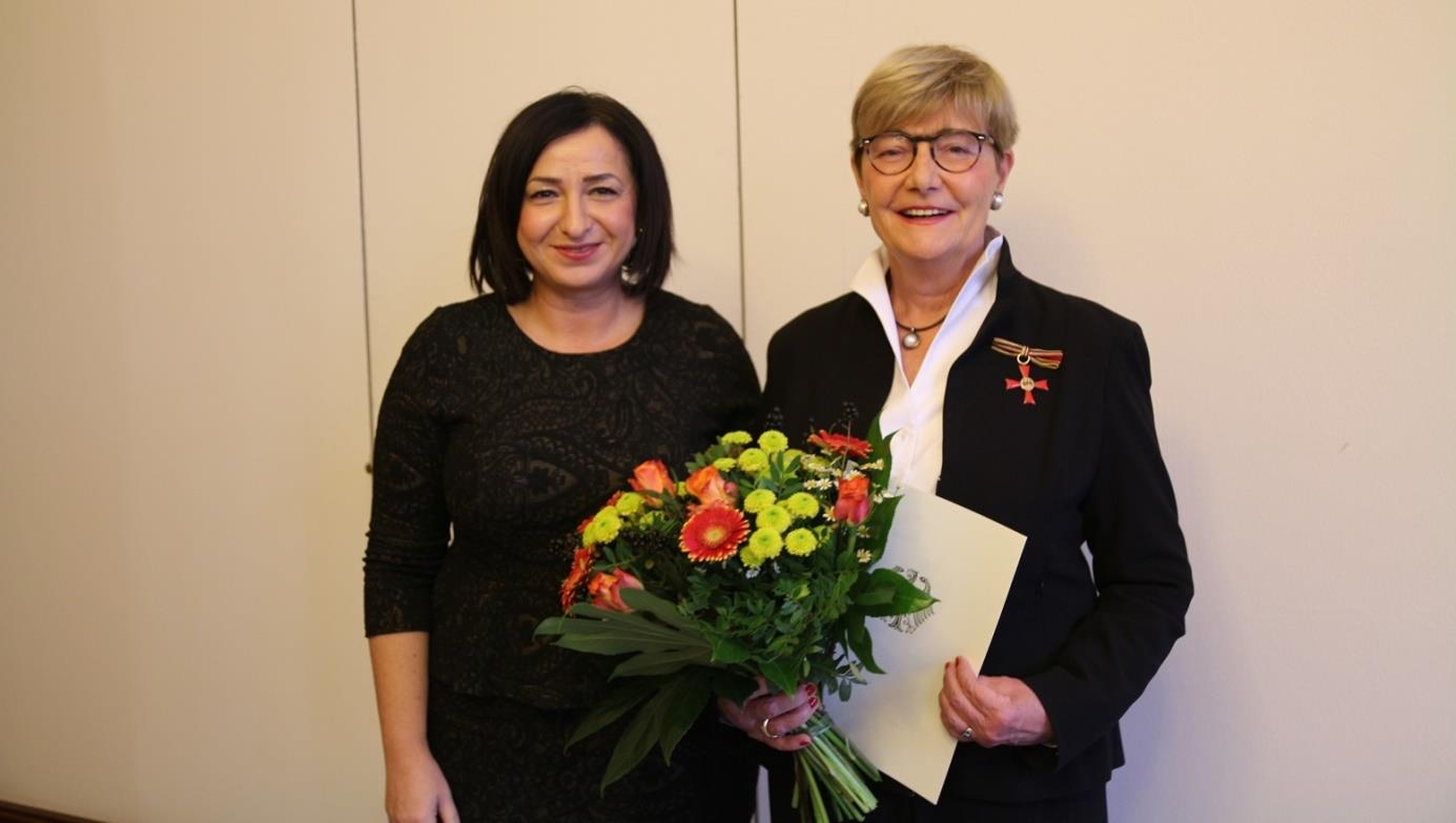 Bundesverdienstkreuz für Frau Nehls Hohe Auszeichnung für Frau Sabine Nehls Es ist immer wieder schön und wir sind stolz, wenn Mitglieder der DJG Berlin im Mittelpunkt von besonderen Auszeichnungen