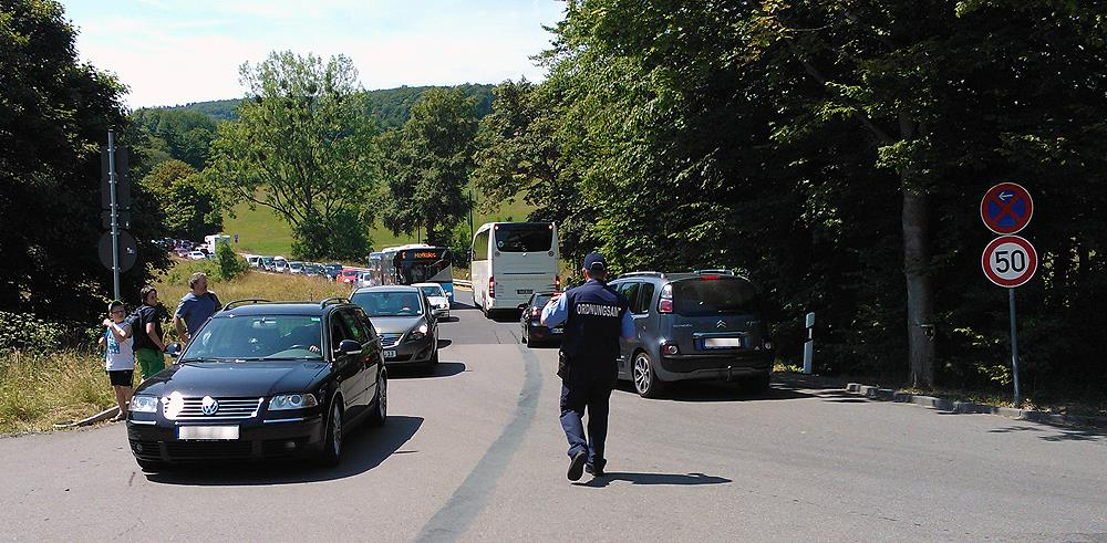 13 Auch auf diesem Behindertenparkplatz stehen keine verkehrswidrig abgestellten PKW. Ein seltenes Bild. Auch der größte Teil der Zufahrten zu den einzelnen Parkreihen ist freigehalten worden.