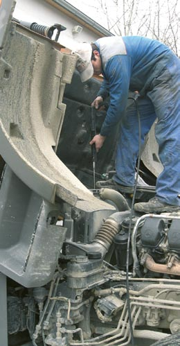 PRAXIS-TIPPS Augen auf beim Turbo-Tausch Bei einem mechanischen Turbolader-Schaden können Metallspäne in den Ladeluftkühler gelangen und als Spätfolge eine kapitalen Motorschaden verursachen.