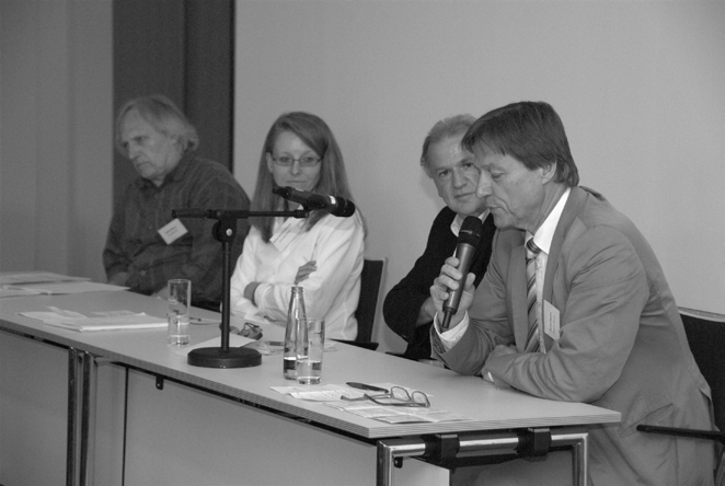 486 LITERATURBERICHTE AUFSÄTZE Tagungsberichte Podiumsdiskussion mit Gerhard Melinz, Bettina Severin- Barboutie, Rainer Nübel und Michael Stephan (von rechts nach links) (Aufnahme: Woldemar Pankratz)