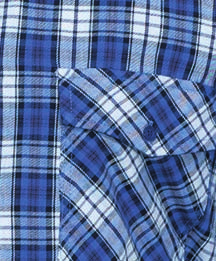 Flanell-Hemd 2001 Flannel shirt 2001 Klassisches Design, beste Qualität. Durchgewebt, 2 Brusttaschen mit Patten und Knöpfen, Rückenlänge: 90 cm.