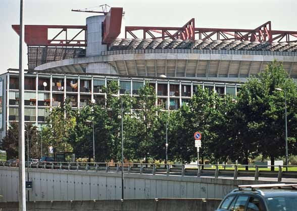 Als Fussball-Zentrum mit Weltrang ist San Siro in Mailand dem Letzigrund in San Siro konfrontiert. Der Bau wirkt bei der Ankunft als mächtiges Gegenüber. Der mehrfacher Hinsicht weit überlegen.