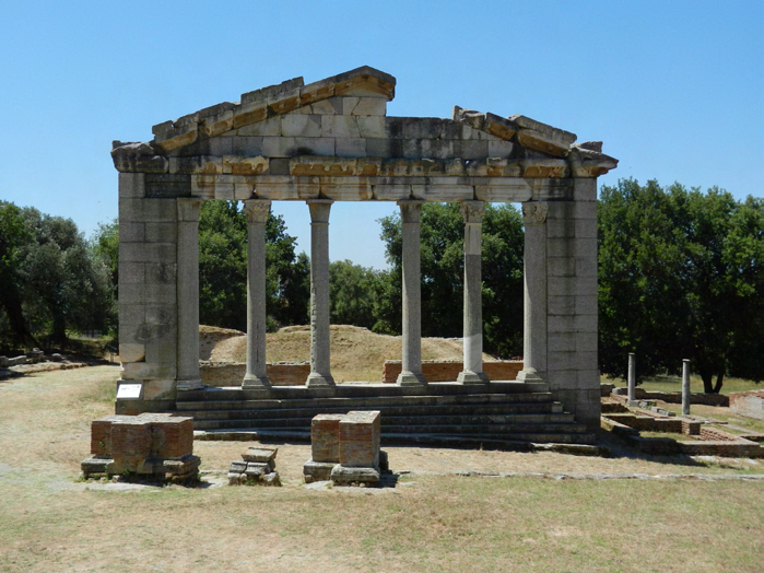 Apollonia. Das Bouleuterion, ein eindrucksvoller Bau So gestärkt besuchen wir einen Höhepunkt unserer Reise: Apollonia. Die antike Stadt gehört ebenfalls zum Weltkulturerbe der UNESCO.