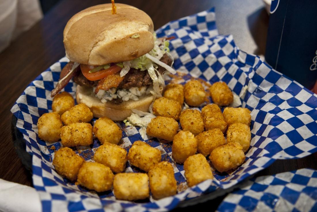Bei "Burgers and Blues" ist der Name Programm: Serviert werden saftige Fleischbrötchen, während im Hintergrund jazzige Südstaaten-Musik läuft.