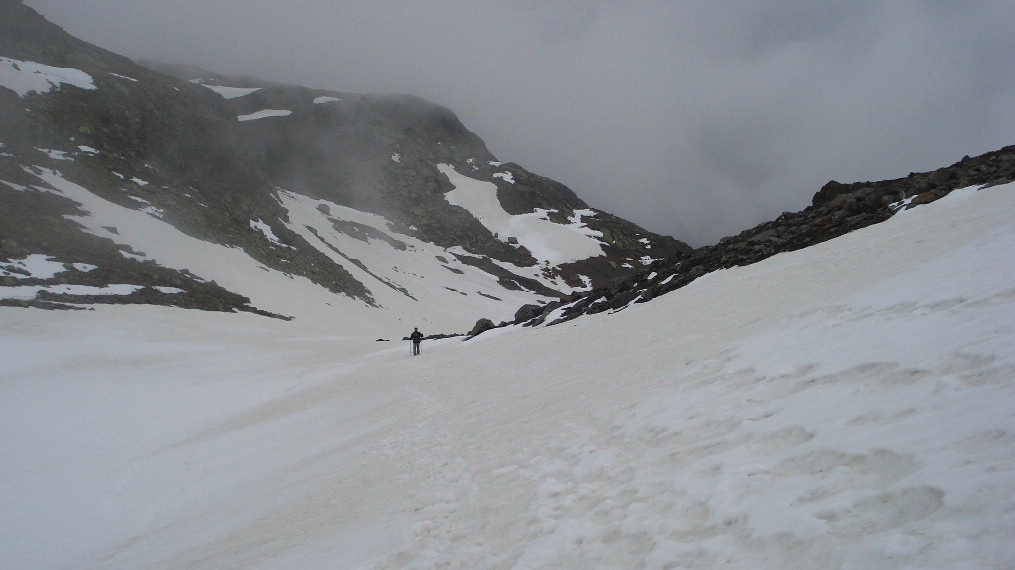 nächstes Ziel sei die Keschhütte. Da auf der Davoserseite zuoberst dicker Nebel liegt nützten wir die Fussspuren des Japaners als Wegweiser für unseren Abstieg.