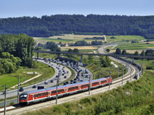 Umweltvergleich der Verkehrsmittel Der Vergleich zwischen Bahn, Straße und Flugzeug zeigt, dass der Zug das umweltfreundlichste Verkehrsmittel ist.
