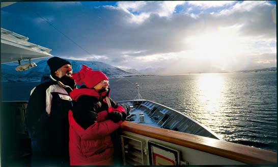 12. Reisetag (Do. 31.12.2015 - Silvester): Nachdem Sie einige kleine Häfen erlebt haben, erreichen Sie gegen Mittag wieder Hammerfest, die nördlichste Stadt der Welt.