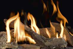 Die Feuerraumoptik. In der Regel werden Gaskamineinsätze mit keramischem Holzimitat ausgerüstet, um einem echten Holzfeuercharakter zu erreichen.