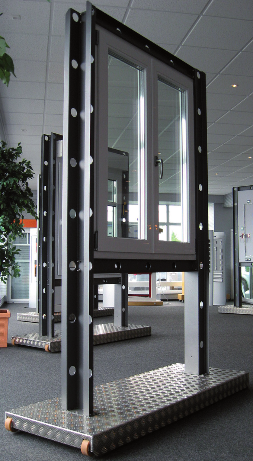 WIRUS Ausstellungssystem Mobiles Präsentationsmodul für Fenster Präsentationsmodul für 1 Fenster Rahmen pulverbeschichtet B 703 Feinstruktur 25% Sockel Alu-Riffelblech mit