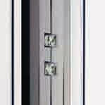 NEWTON NEWTON Detailansicht: Iso-Designglas Nepal NEWTON außen polierte Lisenen aus Edelstahl, innen Nuten, Iso-Designglas Nepal, Klarglas mit Teilmattierung in zwei unterschiedlich starken