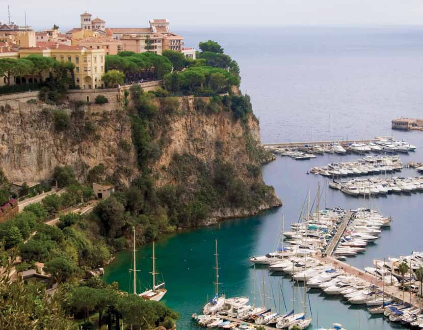 Frankreich nizza Segeln Sie an Bord einer Moorings Crewed Yacht entlang der französischen Riviera und erleben Sie die Schönheit, dank derer die Côte d Azur zu einem der beliebtesten Segelreviere der