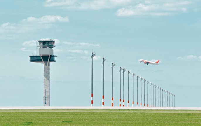 6 FBB Fluglärmbericht 03 Effizienz im Luftverkehr an den Flughäfen Schönefeld und Tegel der in Tegel abgefertigten Luftfahrzeuge stieg gegenüber dem Vorjahr von 06 auf Passagiere.