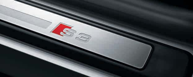 Audi S3 Sportback 41 Öffnen Sie die Tür: Die Einstiegsleiste mit Aluminiumeinlage und S3-Emblem etabliert kühle Sportlichkeit.