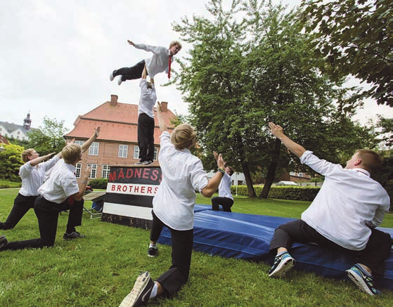 24 5. März 2014 Akrobatik mit den Madness-Brothers Plön (t). Die Madness-Brothers aus Plön haben eine eigene aktiongeladene Show voller Akrobatik, Spannung, Ästhetik und Spaß auf die Beine gestellt.