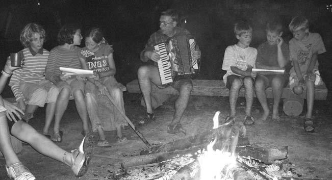 Jugendabteilung wir das Feuer wieder hell aufleuchten. Und holten unsere Liedertexte hervor. Wolfgang begleitete uns auf seinem Akkordeon und die Kinder sangen mit Begeisterung unsere Lagerlieder.