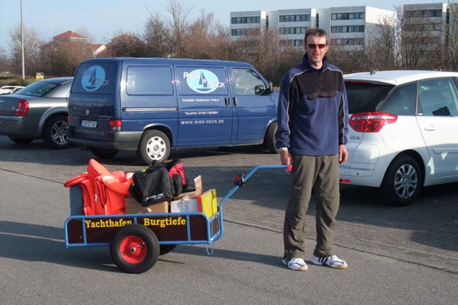 Radarsignalen was anfangen kann und auch darauf reagieren kann. Sicherheitshalber schalten wir auch den Motor ein, ein und fahren auch eine Zeitlang damit. Etliche große Dampfer kreuzen uns.